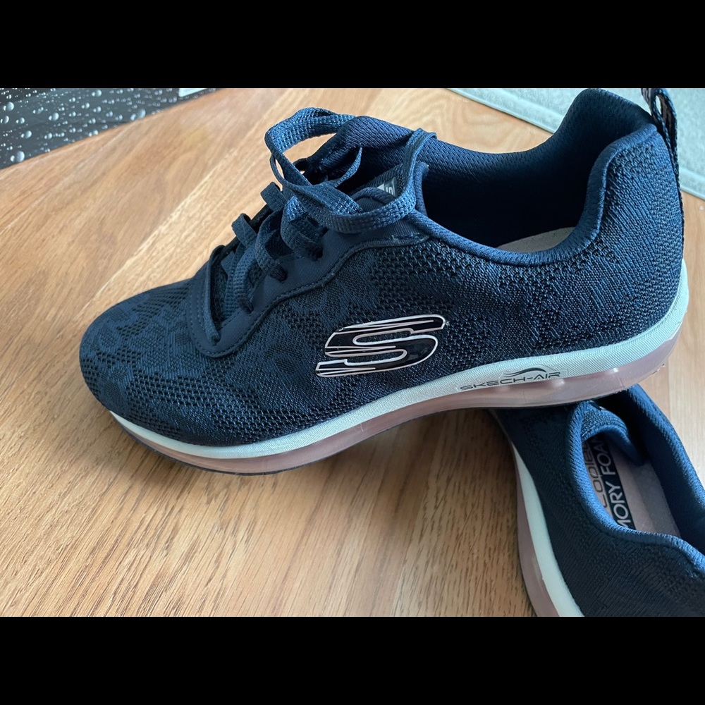 Skechers brand new size 6 sneakers